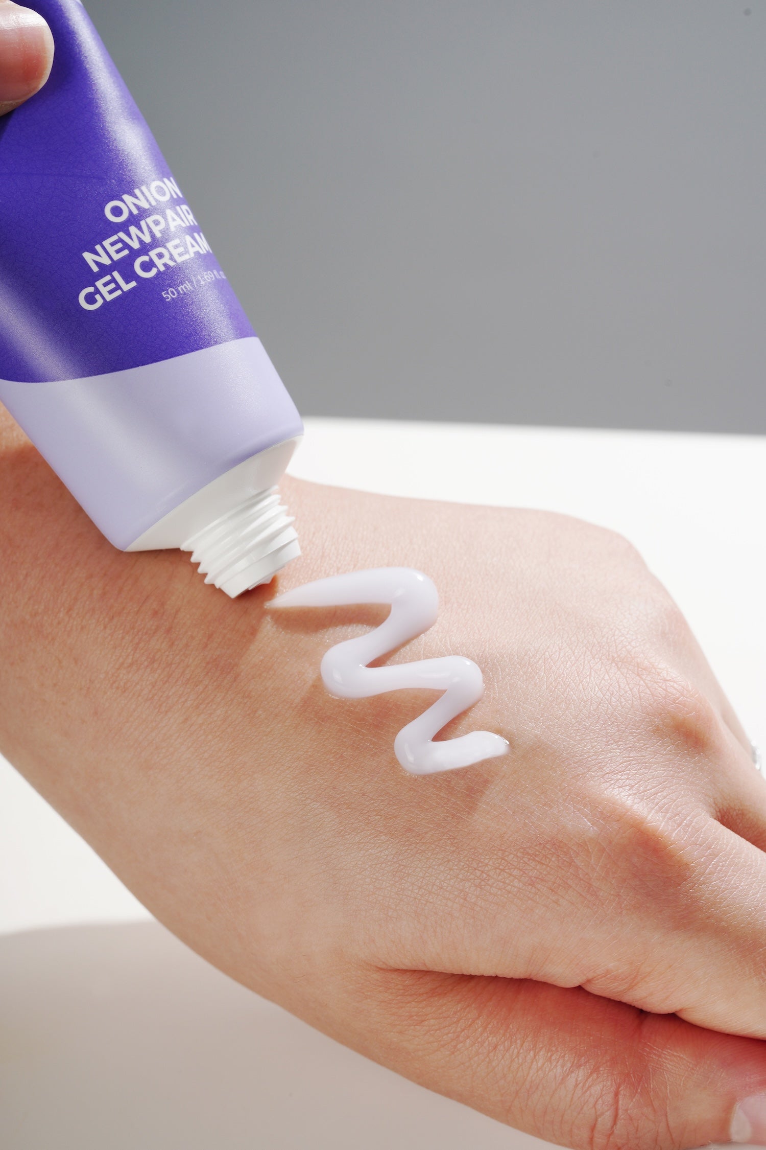 Isntree Onion Newpair Gel Cream applied under sunscreen demonstration