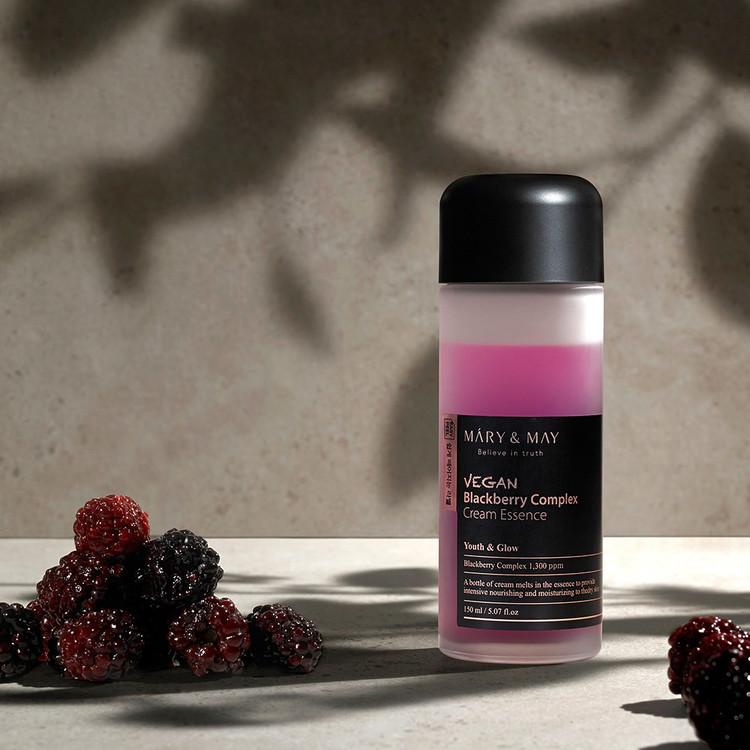 Mary&May Blackberry Essence dispensed onto palm after shaking