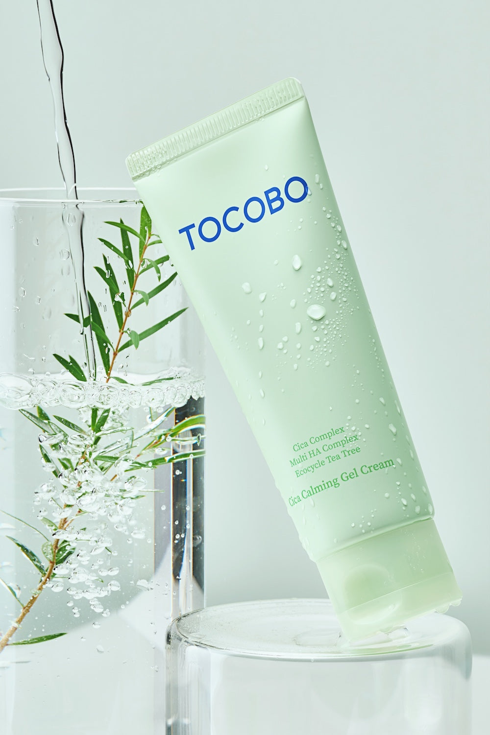 Back label showing cica complex and tea tree